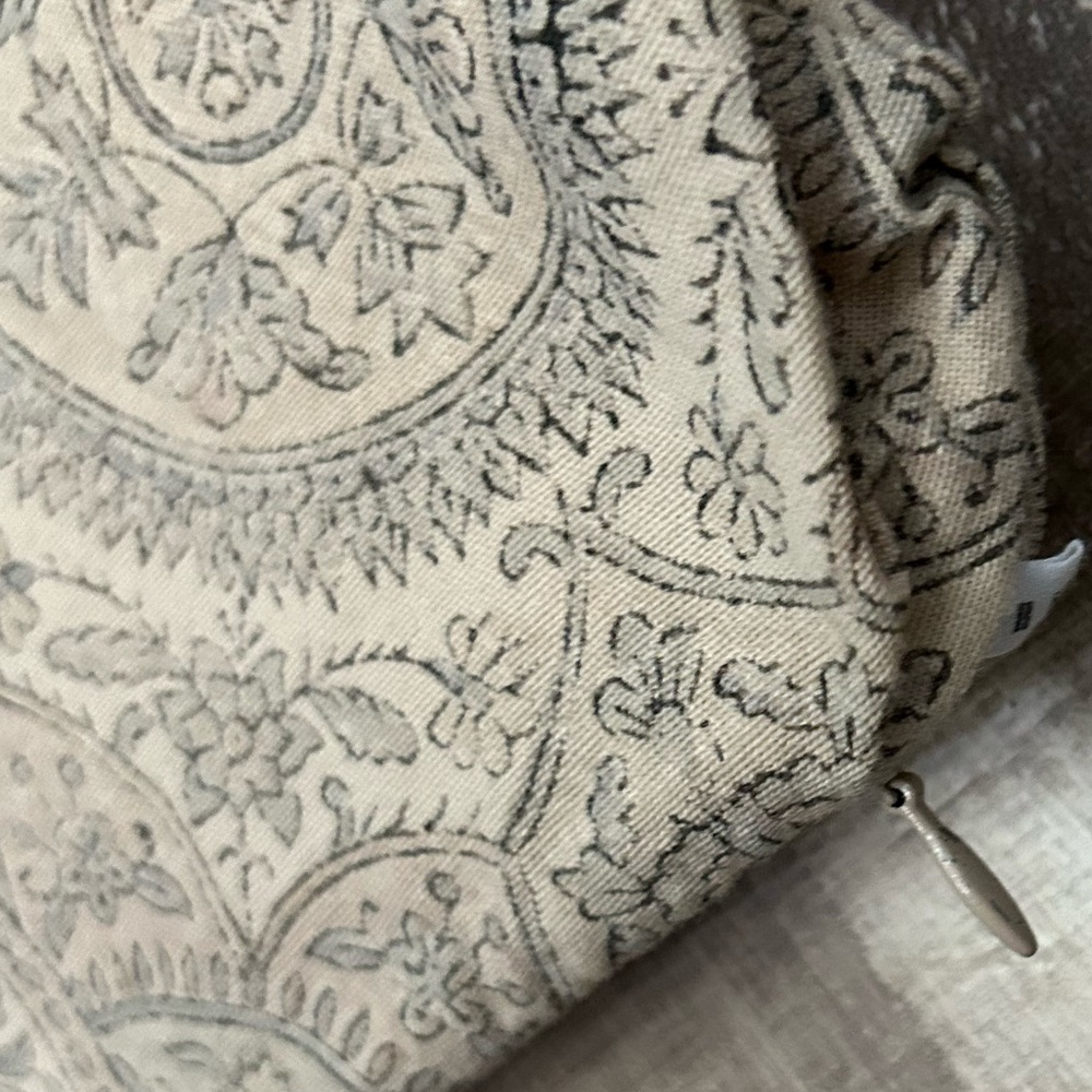 Set of 2 Pottery Barn mixed print 24” cotton pillow covers - Picture 7 of 10